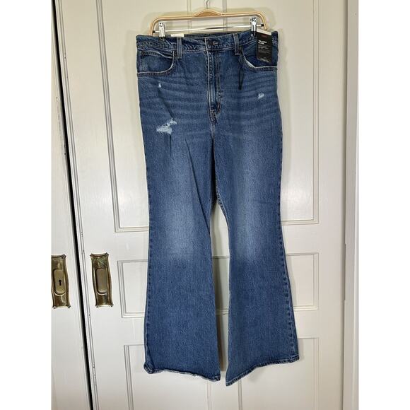 Levi's Women's 70s High Rise Flare Distressed Medium Wash Jeans Size 33 NWT - Picture 1 of 14